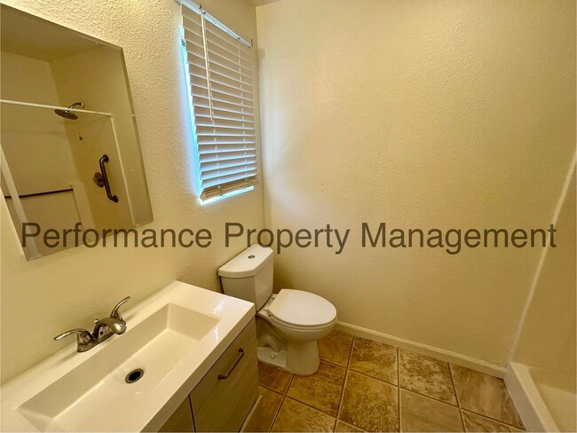 Building Photo - Beautifully Remodeled 4 Bed/2 Bath Home in...