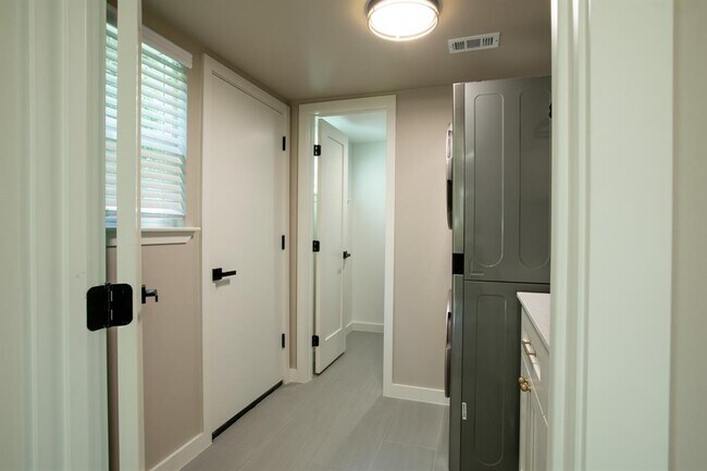 Building Photo - 2011 Malvern Hill Dr