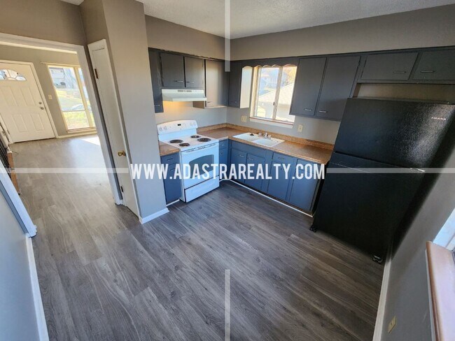 Building Photo - Awesome 2 Bedroom Duplex in Overland Park-Available in APRIL!!