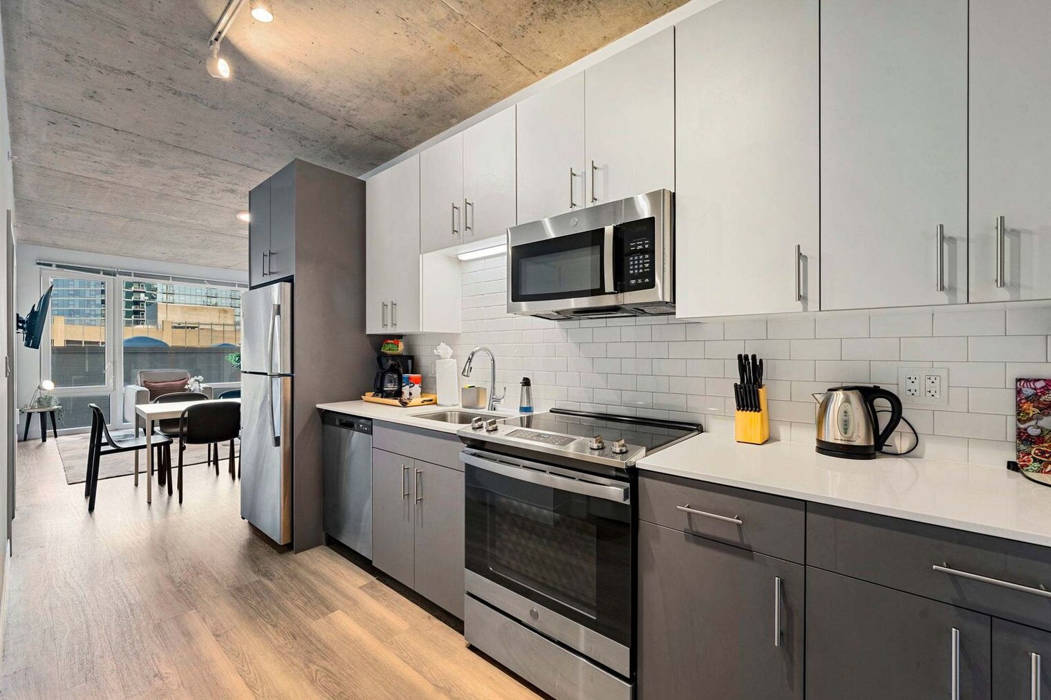 Building Photo - 853 W Blackhawk St