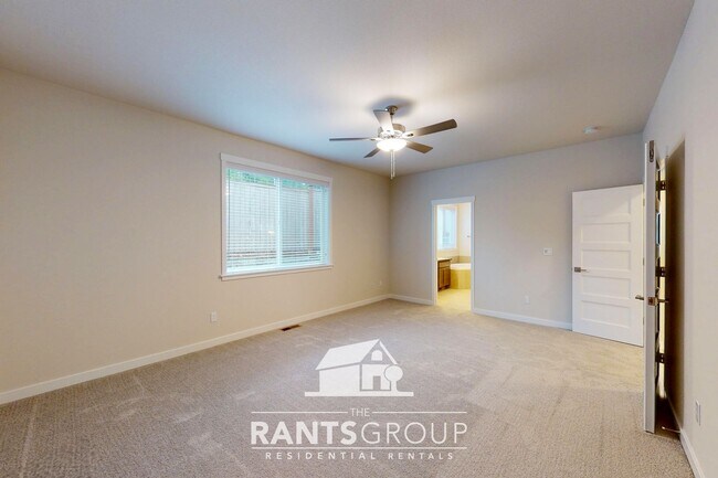 Building Photo - Beautiful Home! Easy JBLM commute!