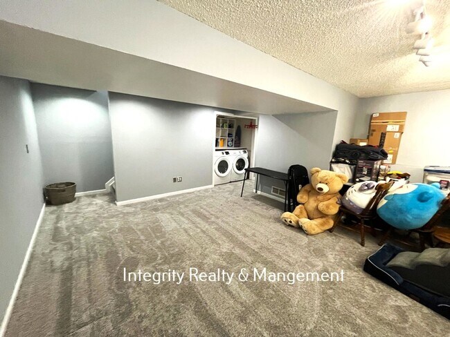Building Photo - 4 bed 4 bath 1,954 sq ft-19151 E Garden Pl. Centennial Co 80015