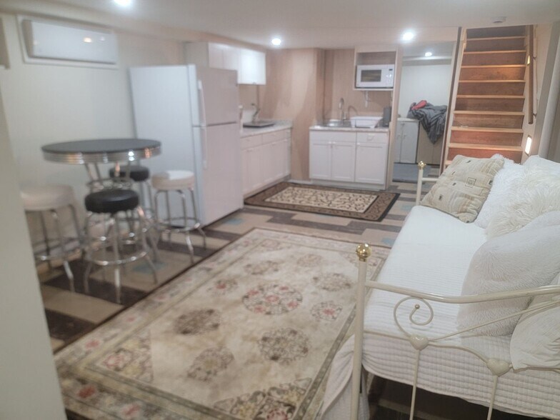 Building Photo - 46 Gilbert St