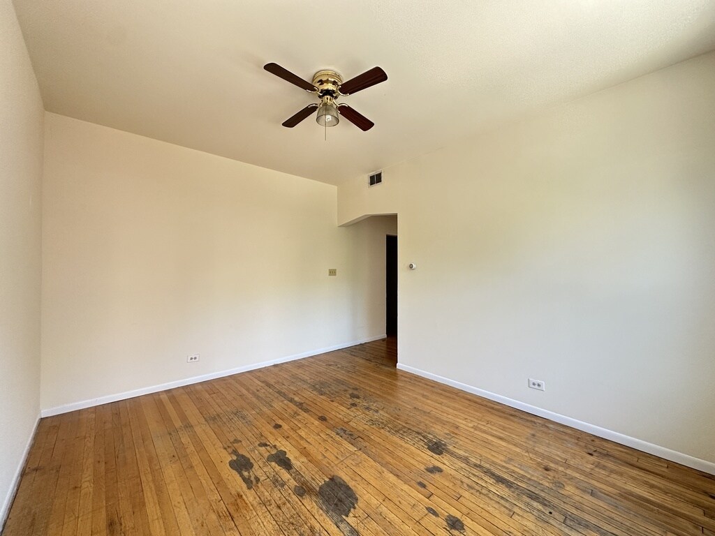 Building Photo - 3147 W Medill Ave