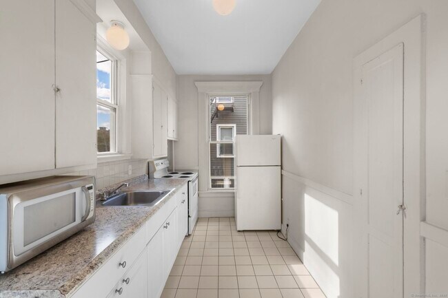 Building Photo - 113 E Main St