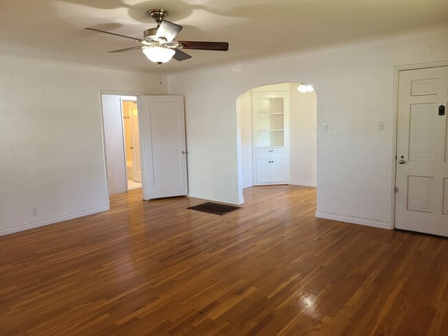 Building Photo - Raymond