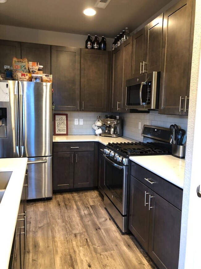 Building Photo - 3bd, 2.5ba 2car West Side Beauty, Built in...