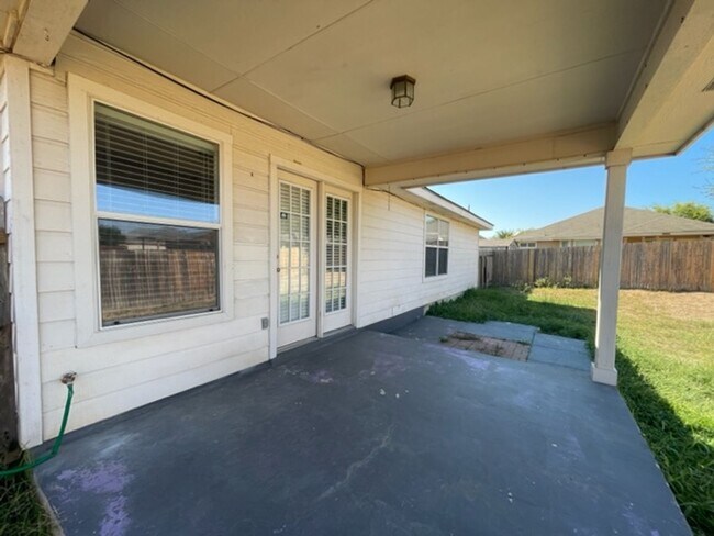 Building Photo - Ready For Move In - Large & Roomy 1 Story 4 Bed 2 Bath in NW San Antonio - Must See!