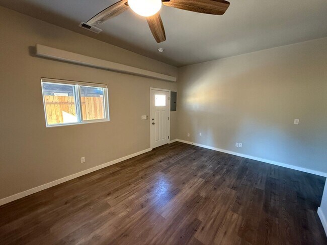 Building Photo - 1330-1334 SW 8th Ave Triplex/crema102-626