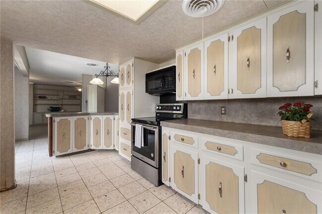 Building Photo - 610 Lancelot Way