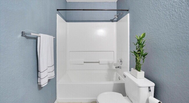 Building Photo - "Charming 3-Bedroom Oasis on Cherokee Blvd with 2 Full Baths – 1425 Sq Ft of Cozy Living in New B...