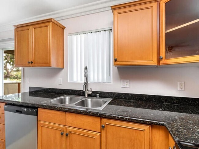 Building Photo - Beautiful Upper Level Condominium Home