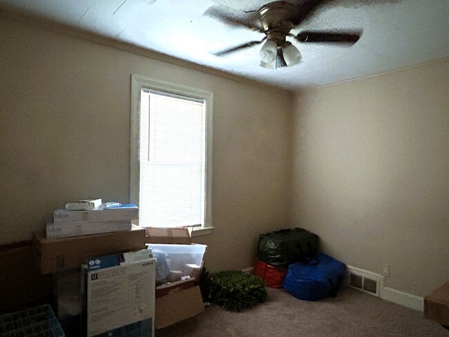 Building Photo - Charming Ranch Right Off W King Street!