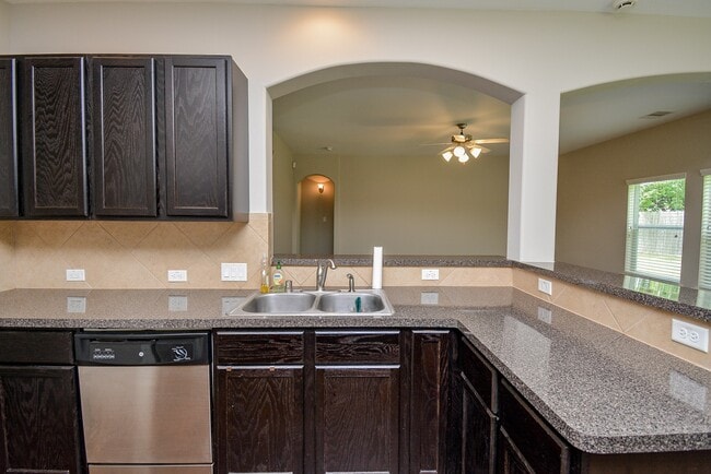Building Photo - 6003 Hickory Hollow Dr