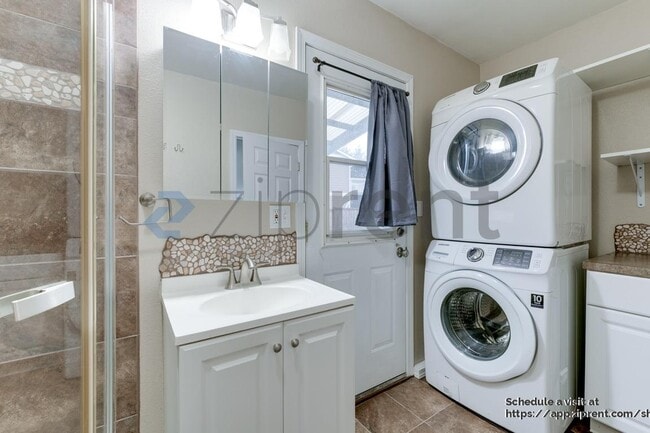 Building Photo - 9516 Holly Dr