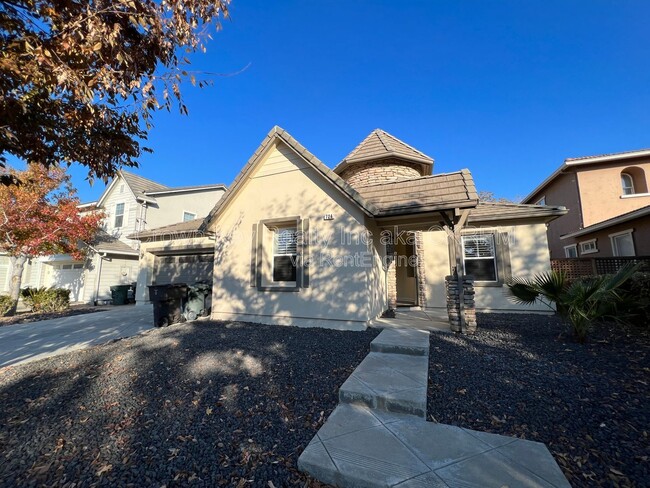 Building Photo - 724 Shelli St