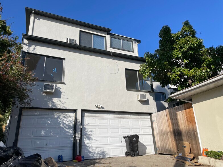 Building Photo - 3043 Hollycrest Dr