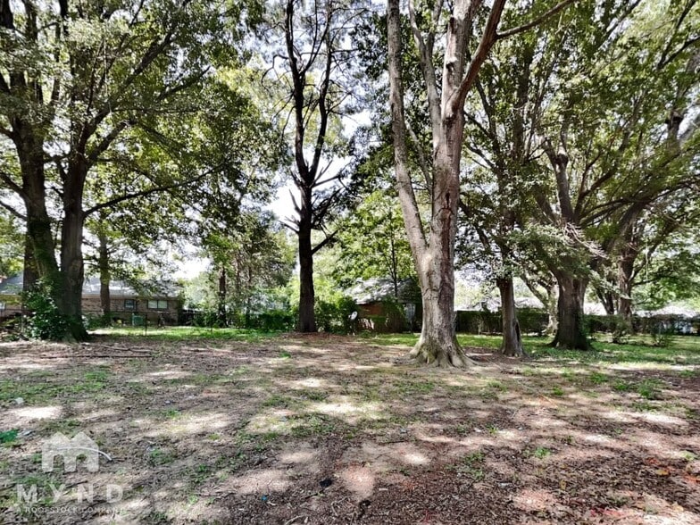 Building Photo - 2535 Eastbrook Dr