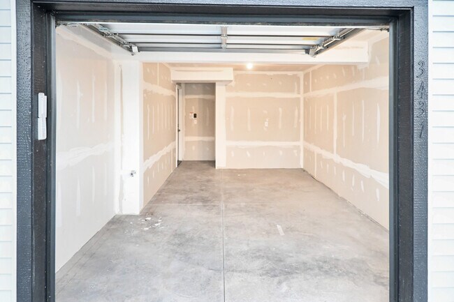 Attached Single Car Garage - 3443 Glenbrook Cir S