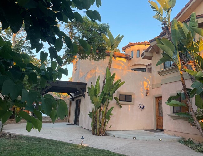 Building Photo - Call for your Private Showing! - Rent Ready September 1st