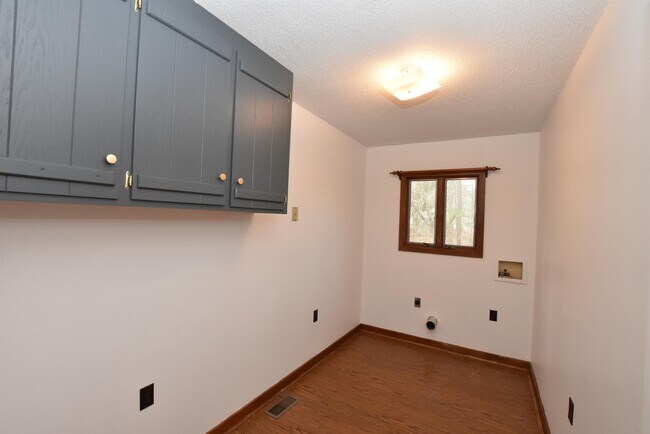 Building Photo - 45 Lookout Point