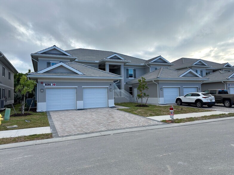 Building Frontage - 262 Indies Dr E