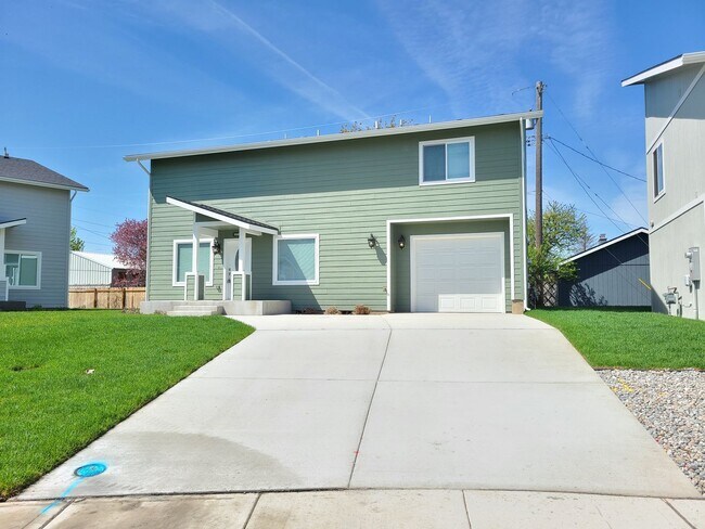 Building Photo - $2,350- 3 Bed / 2 Bath Beautiful Newer Bui...