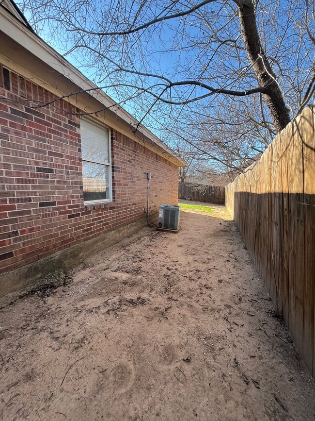 Building Photo - FENCED YARD PETS WELCOME - GREAT location ...