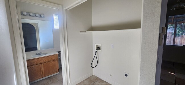 Building Photo - 4 Bedroom Home in Elk Grove