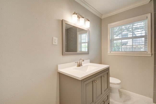 Building Photo - 5604 Whitehaven St