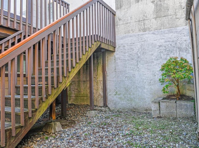 Building Photo - 121 N Wasson St