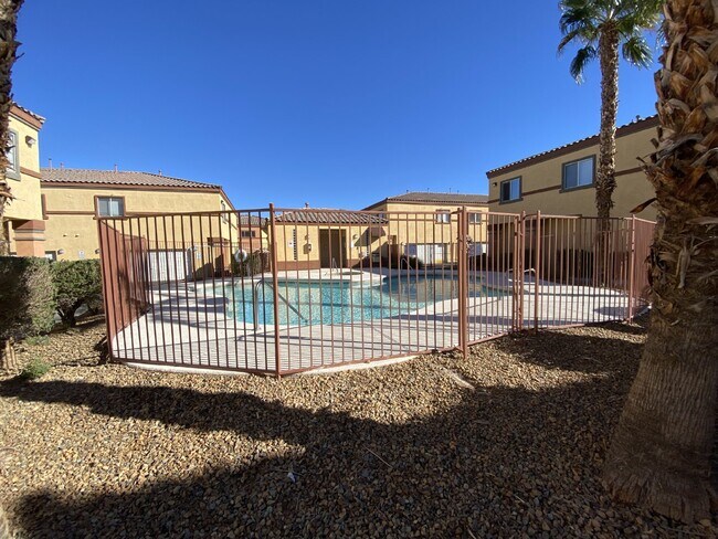 Building Photo - 2 BDR / 2.5 BATH SPACIOUS HOME