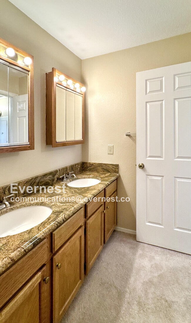 Building Photo - 6655 N Canyon Crest Dr