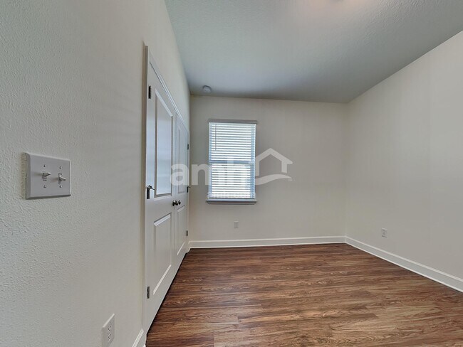 Building Photo - 1020 Island Pond Dr