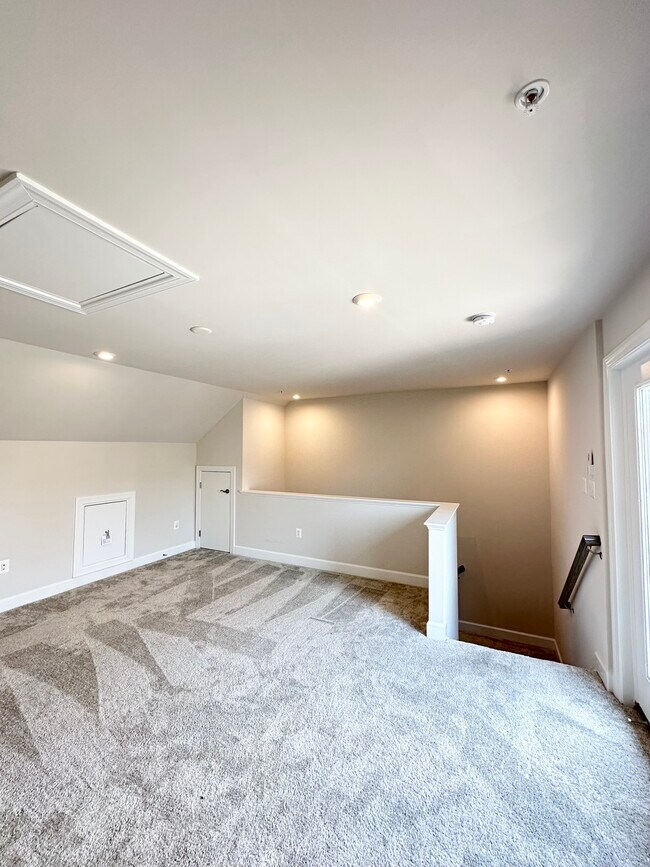 Building Photo - 131 Albany Pl
