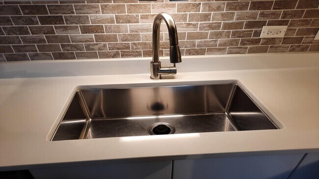 Building Photo - Elevate Your Lifestyle, Stunning 3-Bedroom Loft in Evanston