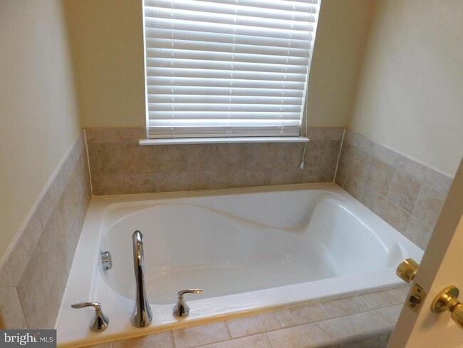 Building Photo - 402 Kintyre Ln