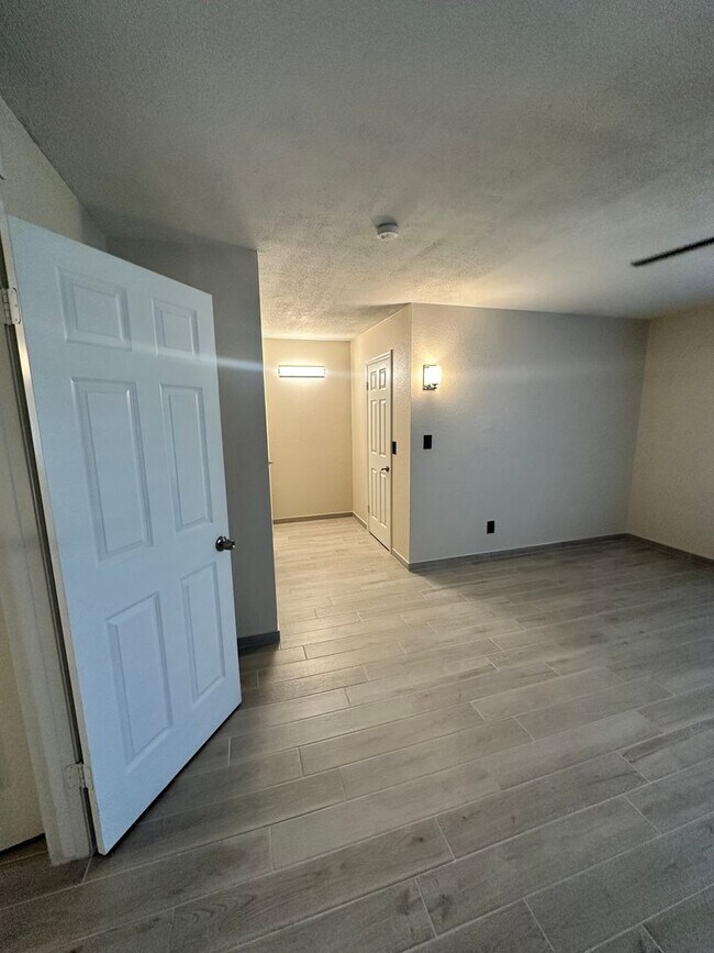 Building Photo - Stunning & Spacious 2 BR / 2.5 BA Townhome – Move-In Ready!