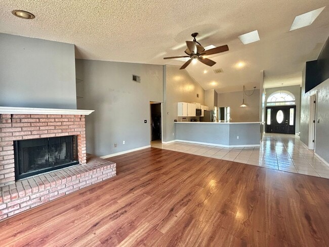 Building Photo - Waterfront Pool Home in Waterford Lakes