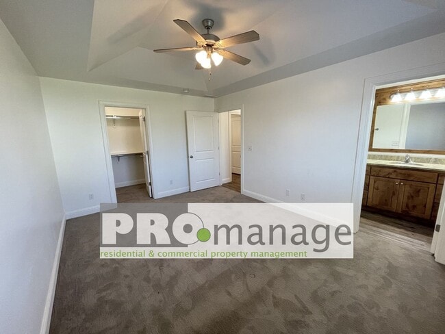 Building Photo - 3 Bed, 2 Bath Town Home w/ 2 Car Garage - Idaho Falls