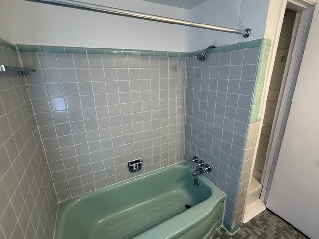 Building Photo - 914 Stratford Rd