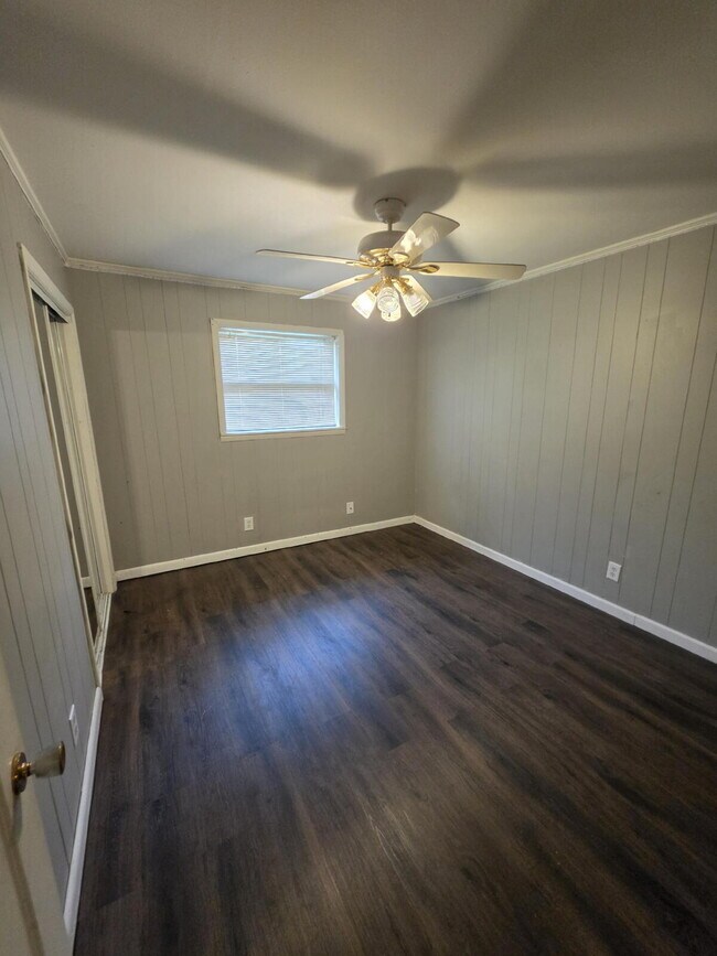 Building Photo - Recently Renovated - 3 Bedroom 2 Bath Home!