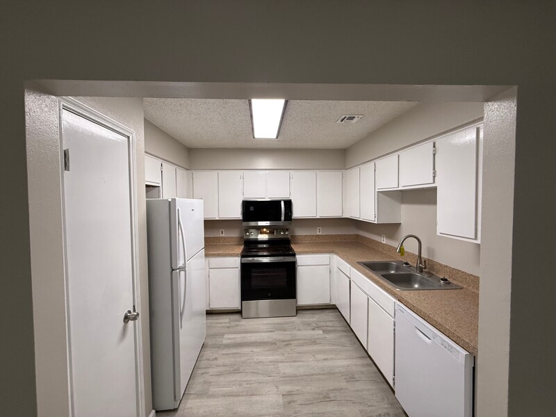 Building Photo - 4401 River Valley Dr