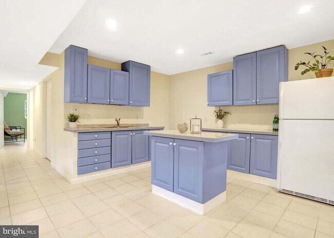 Building Photo - 6703 Oak Dr