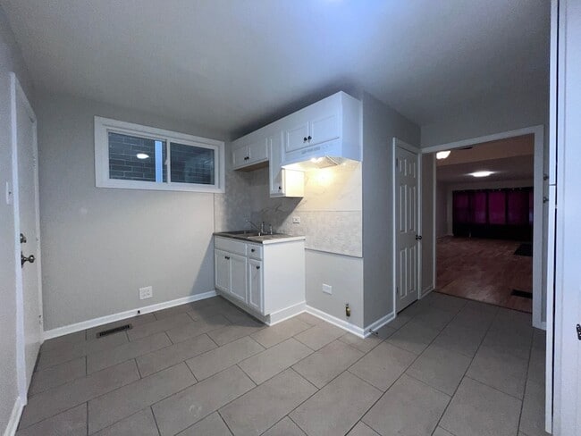 Building Photo - 8919 S Muskegon Ave