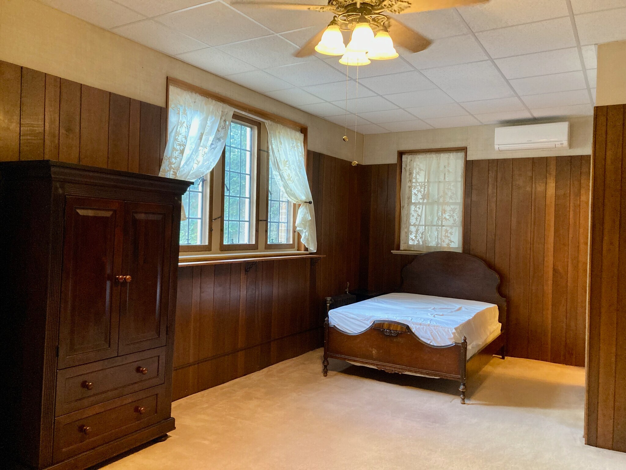 Sleeping area, wardrobe - 1915 Logan Ave S