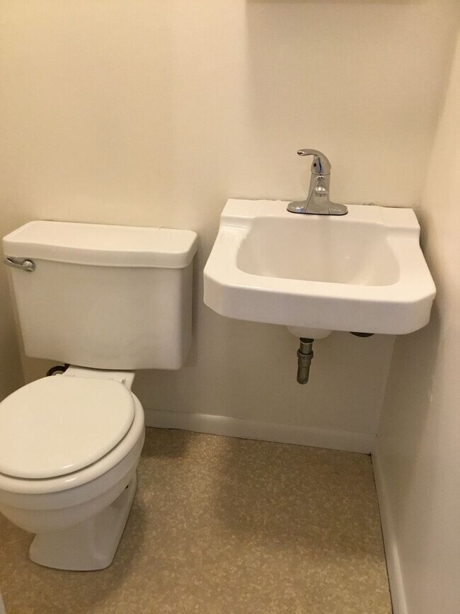 Building Photo - 1729-1733 MANOR RIDGE DRIVE