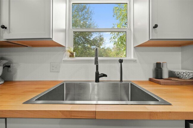 Building Photo - 602 Persimmon St