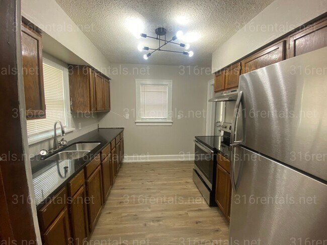 Building Photo - $925 - 2 bed 1 bath - Home with a fenced yard and garage
