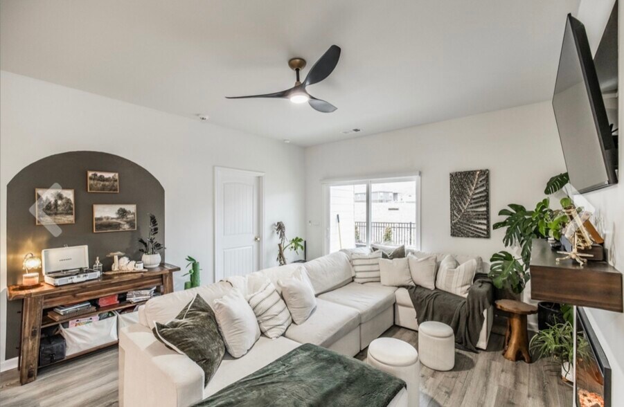 Building Photo - 7355 Lang Ave